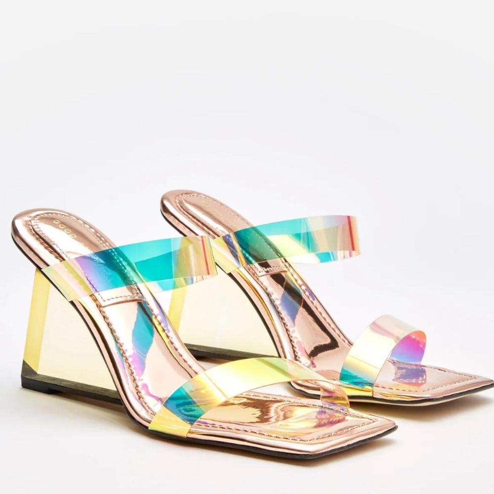 Good American
CINDER-F*CKING-RELLA WEDGE heel